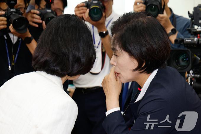 24일 오전 서울 여의도 국회 과학기술정보방송통신위원회에서 열린 이진숙 방송통신위원장 후보자 인사청문회에서 최민희 위원장이 이 후보자가 선서문 제출 후 인사를 하지 않고 가자 다시 불러 귀엣말로 