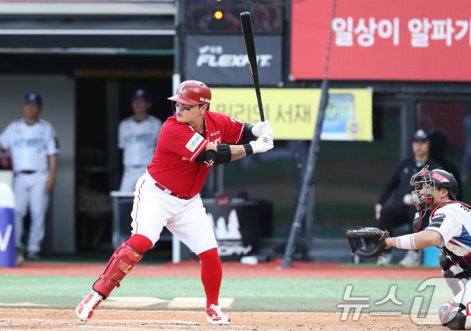24일 오후 경기 수원시 장안구 KT위즈파크에서 열린 '2024 신한 SOL 뱅크 KBO리그' SSG 랜더스와 KT 위즈의 경기, 1회초 2사 주자 없는 상황 SSG 추신수가 안타를 치고 있다. 추신수는 이날 경기로 KBO리그 최고령 타자 출전 기록(42세 11일)을 세웠다. 종전 최고령 타자 출전 기록은 롯데 자이언츠의 전 외국인 선수 펠릭스 호세의 42세 8일이다. 2024.7.24/뉴스1 ⓒ News1 김영운 기자