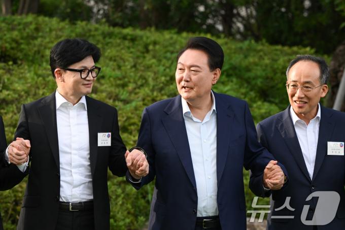 [사진] 윤 대통령·한 대표, 만찬 시작…“당정 화합 의지”