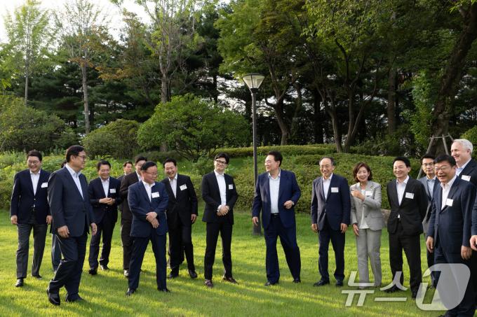 [사진] 윤 대통령, 한동훈 등 국힘 지도부와 만찬 시작