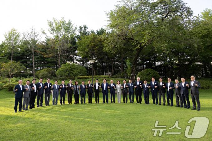 [사진] 윤석열 대통령, 국민의힘 신임 지도부와 '손에 손잡고'