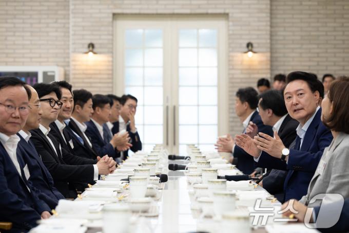 [사진] 윤 대통령, 한동훈 대표 등 국힘 지도부와 만찬