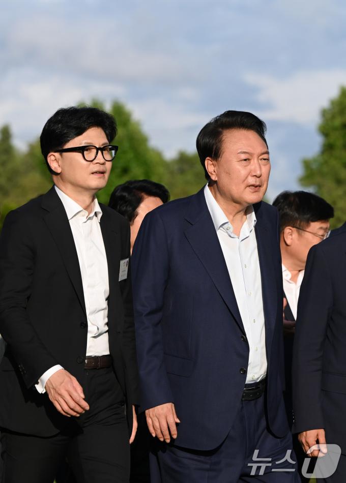 [사진] 나란히 걷는 윤석열 대통령과 한동훈 당대표