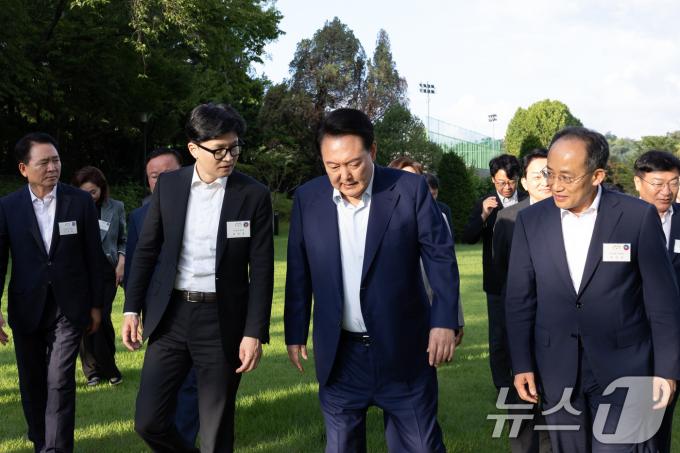 [사진] 한동훈 신임 당대표와 대화 나누는 윤석열 대통령