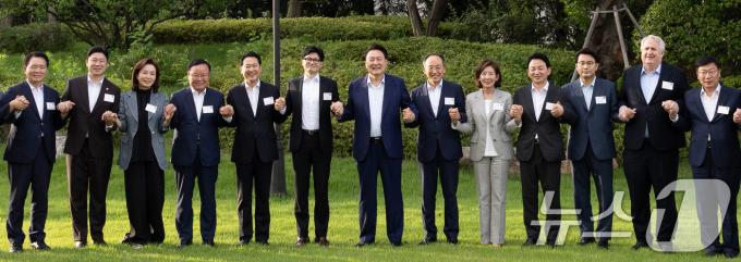 [사진] 윤석열 대통령, 국민의힘 신임 지도부와 '손에 손잡고'