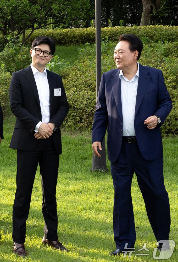 [사진] 윤석열 대통령-한동훈 대표 '함께'