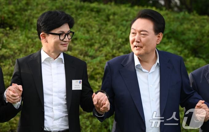 [사진] 손 맞잡은 尹-韓