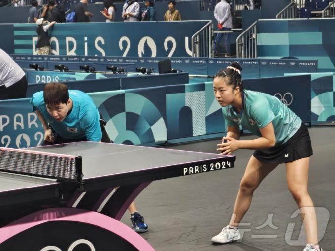2024 파리 올림픽에서 탁구 혼합복식에 출전하는 임종훈(왼쪽)과 신유빈이 24일(한국시간) 프랑스 파리 사우스 파리 아레나4에서 공식 훈련을 진행하고 있다. ⓒ News1
