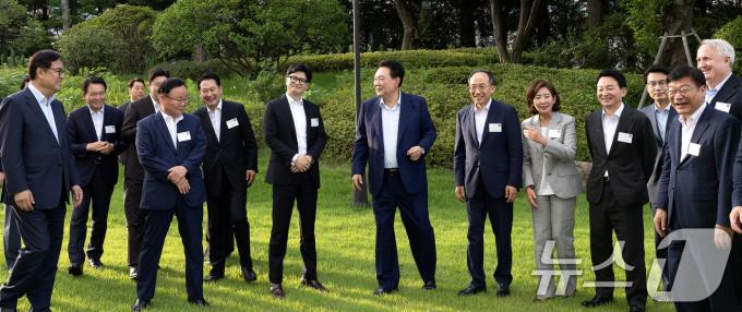 [사진] 尹, 與 신임 지도부와 '대화합 만찬'