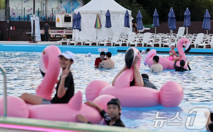 [사진] 야간개장 찾은 시민들