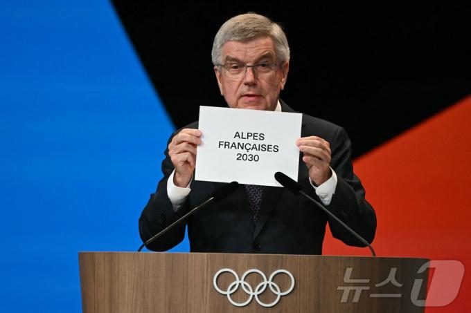 토마스 바흐 IOC 위원장이 24일(한국시간) 2030 동계 올림픽 개최지로 프랑스 알프스가 선정됐다고 발표했다. ⓒ AFP=뉴스1