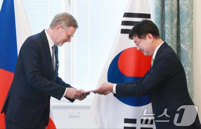 [사진] 성태윤 정책실장, 체코 총리에게 윤 대통령 감사 친서 전달