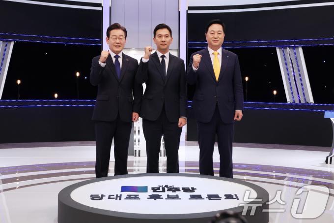 [사진] 파이팅 포즈 취하는 더불어민주당 대표 후보들