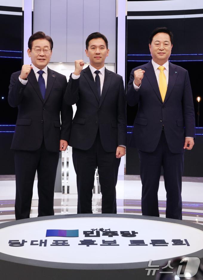 [사진] 더불어민주당 대표 후보 토론회 앞서 기념포즈