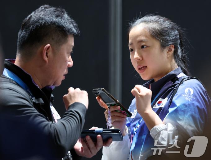 [사진] 신유빈, 단-복식 조편성 놓고 대화