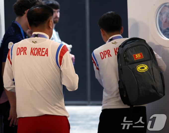 [사진] 대진추첨장 떠나는 北