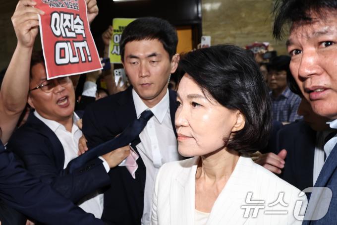 이진숙 방송통신위원회 위원장 후보자가 24일 오전 서울 여의도 국회 과학기술정보방송통신위원회에서 열리는 인사청문회에 야당과 언론단체의 항의를 받으며 출석하고 있다. 2024.7.24/뉴스1 ⓒ News1 구윤성 기자