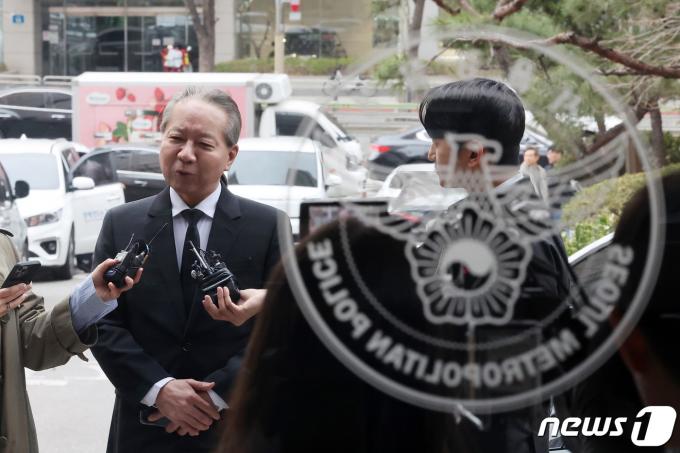 '전공의 집단사직 공모' 혐의를 받는 주수호 대한의사협회 비상대책위원회 언론홍보위원장이 지난 3월 25일 오전 서울 마포구 서울경찰청 공공범죄수사대에 출석하며 발언하고 있다. 2024.3.25/뉴스1 ⓒ News1 김성진 기자