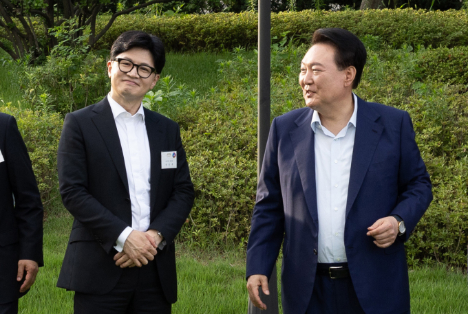 윤석열 대통령과 한동훈 국민의힘 신임 당대표가 지난 24일 대통령실 만찬에서 화합을 강조했다. 사진은 윤 대통령(오른쪽)이 지난 24일 서울 용산구 대통령실 청사에서 국민의힘 신임지도부 만찬에 앞서 한 대표와 대화를 나누는 모습. /사진=뉴스1(대통령실 제공) 