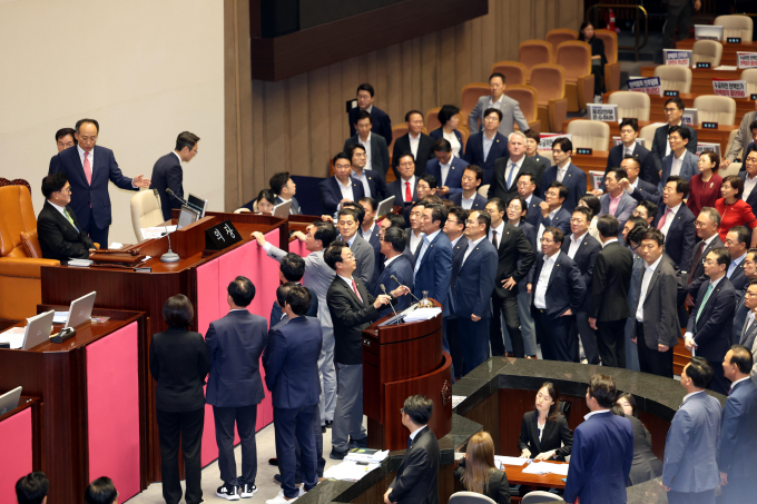 국민의힘이 25일 채상병 특검법 재표결, 방송4법을 국회 본회의에 상정 대응을 위해 필리버스터(무제한토론)에 나선다. 사진은 우원식 국회의장이 지난 4일 서울 여의도 국회에서 열린 제415회 국회(임시회) 제5차 본회의에서 '채상병 특검법' 관련 필리버스터를 중단하는 표결을 진행하려 하자 국민의힘 의원들이 항의하며 구호를 외치는 모습. /사진=뉴시스