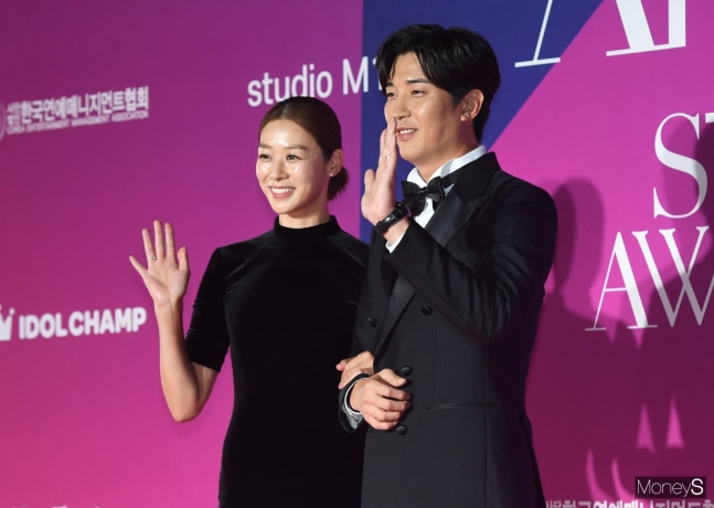 강경준(41)이 위자료 청구 소송에서 유부녀 A씨의 남편 B씨 주장을 받아들여 5000만원을 지급 결정이 내려졌으나 부인인 배우 장신영(40)과 혼인 관계는 유지할 전망이다. 사진은 지난 2022년 9월 경기 고양시 일산서구 킨텍스 제2전시장에서 열린 제8회 2022 APAN Star Awards(2022 에이판 스타 어워즈) 레드카펫 행사에 참석한 배우 장신영 강경준 부부. /사진=장동규 기자