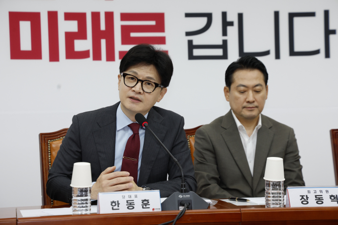 한동훈 국민의힘 대표가 야당의 채상병 특검법 재의결 시도에 대해 반대한다고 말했다. 사진은 한 대표(왼쪽)가 25일 서울 여의도 국회에서 열린 첫 최고위원회의에서 모두 발언을 하는 모습. /사진=뉴스1
