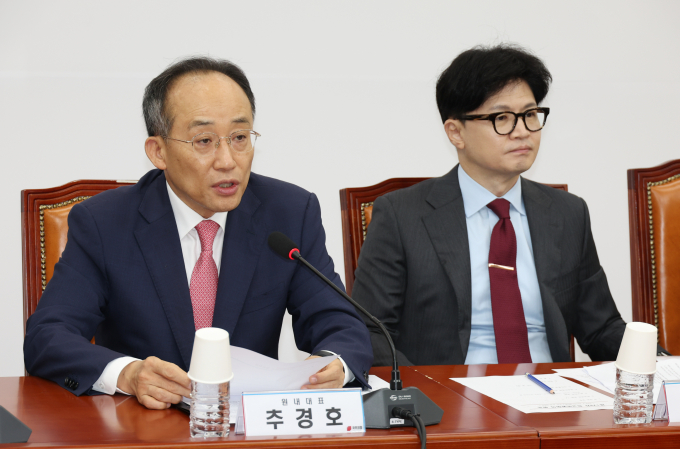 추경호 원내대표는 우원식 국회의장이 이날 본회의에 방송4법을 상정하겠다고 밝힌 것에 대해 강력 대응을 예고했다. 사진은 추 원내대표(왼쪽)가 25일 서울 여의도 국회에서 열린 국민의힘 최고위원회의에서 발언하는 모습. /사진=뉴시스