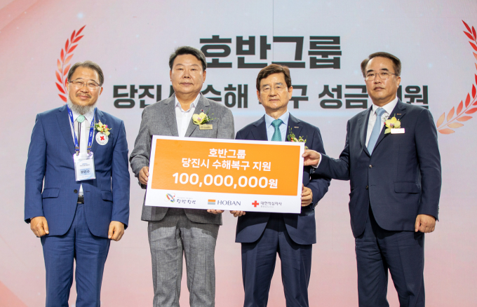 호반그룹이 집중호우로 피해를 입은 충남 당진시 시민을 돕고 조속한 수해복구를 위해 대한적십자사 충남지사에 성금 1억원을 기탁했다. 사진은 전날 열린 전달식에 참석했던 문은수(왼쪽부터) 대한적십자사 충남지회장, 오성환 당진시장, 김선규 호반그룹 회장, 송종민 대한전선 부회장. /사진=호반그룹