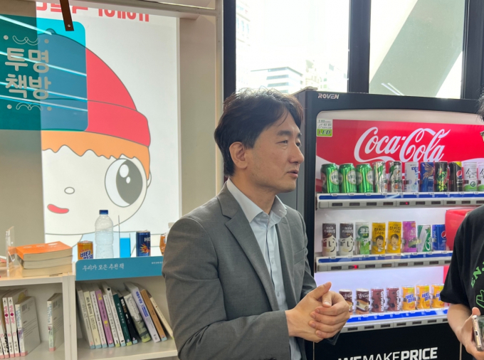 류화현 대표가 본사에 몰려든 소비자들 앞에 모습을 드러내 직접 사과하고 환불을 약속했다. /사진=뉴시스