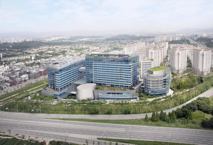 삼성물산이 루마니아 SMR 프로젝트 FEED에 참여하며 글로벌 SMR 시장 공략을 위한 첫 발을 뗀다. 사진은 서울 강동구 삼성물산 사옥. /사진=삼성물산