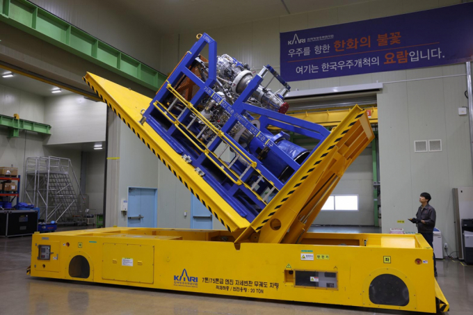 한화에어로스페이스 주가가 실적 기대에 상승하고 있다. 누리호 체계종합기업인 한화에어로스페이스가 29일 창원1사업장에서 내년 하반기에 발사되는 누리호 4호기의 첫번째 75톤급 엔진을 출하하고 있다. /사진=뉴시스 류현주 기자 