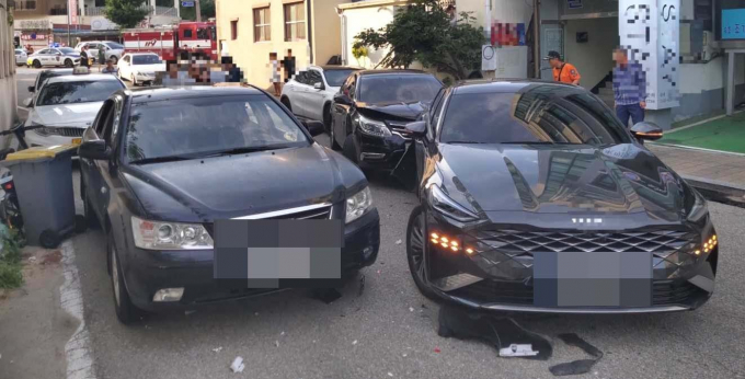 60대 여성 운전자가 강원 속초시 동명동에서 보행자 2명과 차량 5대를 들이받았다. 사진은 60대 여성 운전자가 보행자 2명과 차량 5대를 들이받은 추돌사고 현장 모습. /사진=뉴시스(강원특별자치도소방본부 제공)