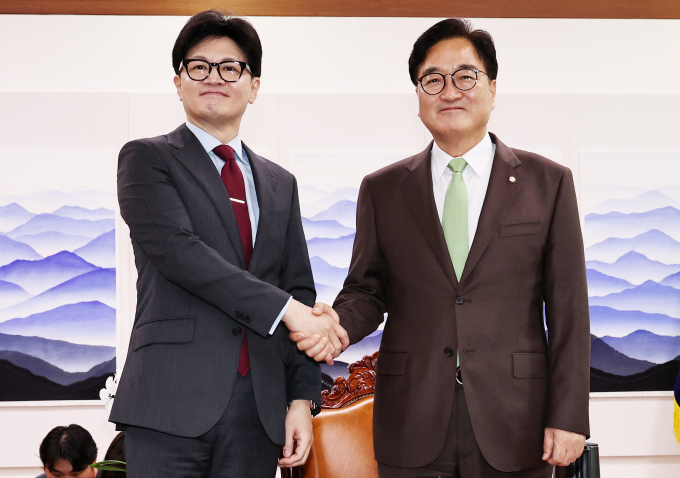 한동훈 국민의힘 대표가 25일 취임 인사를 전하기 위해 우원식 국회의장을 만났다. 사진은  우 의장(오른쪽)이 25일 서울 여의도 국회의장실을 찾은 한 대표를 접견한 모습. /사진=뉴스1