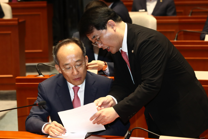 추경호 국민의힘 원내대표가 당론으로 채상병 특검법 반대를 결정하겠다고 밝혔다. 사진은 추 원내대표(왼쪽)와 배준영 국민의힘 원내수석부대표가 25일 서울 여의도 국회에서 열린 의원총회에서 논의하는 모습. /사진=뉴스1