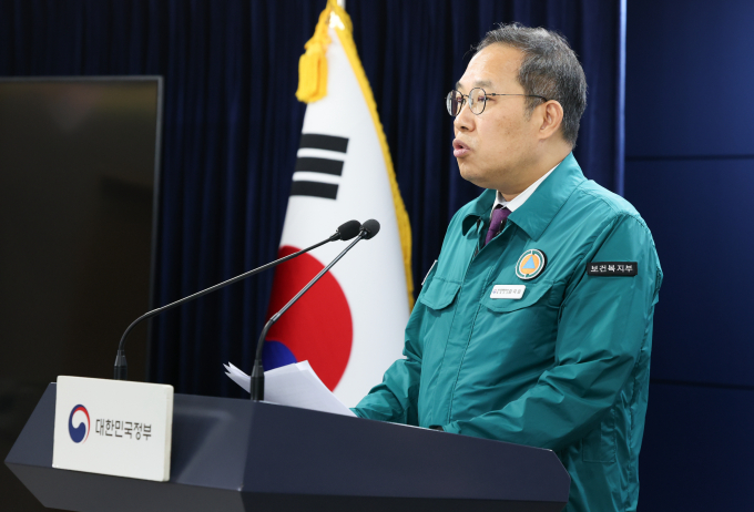 정부가 필수의료 분야 보상을 높이는 방향으로 2025년 병·의원 환산지수를 결정했다. 사진은 25일 브리핑에 참여한 김국일 중앙사고수습본부 총괄 반장. /사진=뉴스1