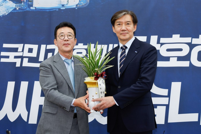 조국 조국혁신당 대표가 25일 홍철호 대통령실 정무수석을 만나 "정무실에서 크게 푸시죠"라고 말했다. 사진은 조 대표(오른쪽)가 25일 서울 여의도 국회에서 홍 수석으로부터 윤석열 대통령이 보낸 취임 축하 난을 전달 받는 모습. /사진=뉴스1