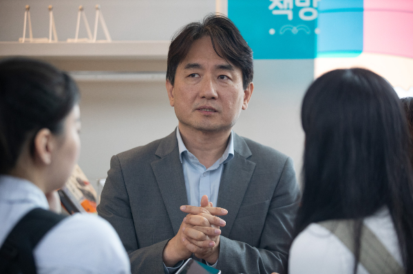 류화현 위메프 대표가 서울 강남구 위메프 본사에서 티메프(티몬·위메프) 판매자 정산 지연 사태에 관한 브리핑을 진행하고 환불 완료를 약속했다. 류 대표가 25일 위메프 본사에서 '정산 지연 사태'로 환불을 요구하는 고객 취재진과 대화를 나누고 있다. /사진=뉴스1