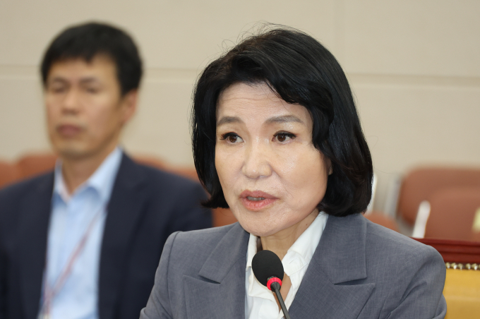 이진숙 방송통신위원장 후보자가 더불어민주당에서 윤석열 대통령의 탄핵 추진하는 것에 대해 신중하게 생각해 달라고 요청했다. 사진은 이 후보자가 25일 서울 여의도 국회에서 열린 과학기술정보방송통신위원회의 후보자 인사청문회에서 의원들의 자료요청에 답하는 모습. /사진=뉴시스