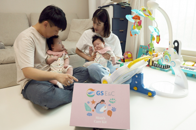 GS건설이 저출생 위기 극복을 위한 사내제도 시행에 나섰다. 사진은 최근 쌍둥이 자녀를 출산해 육아휴직 중인 GS건설 직원(왼쪽)이 아내와 함께 회사에서 준비한 출산 축하선물을 받은 모습. /사진=GS건설