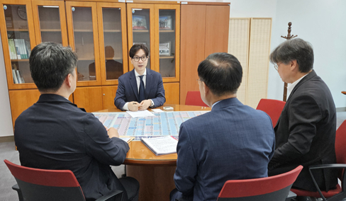 박성훈 국회의원이 25일 김복규 산업은행 수석부행장을 만나 산업은행 부산 이전 추진 경과를 비롯해 동남권 경제 육성 관련 그간의 성과와 향후 추진 계획 등에 대해 논의하고 있다./사진=박성훈의원실