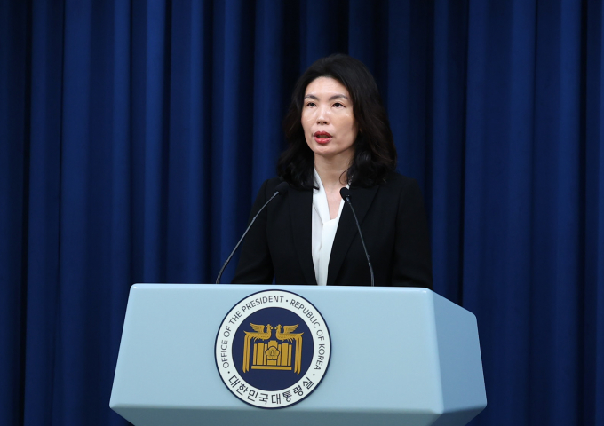 윤석열 대통령이 25일 저출생수석비서관 초대 수석에 쌍둥이 워킹맘인 유혜미 한양대 교수를 임명한다고 밝혔다. 사진은 유 수석이 25일 서울 용산 대통령실 청사에서 소감을 전하는 모습. /사진=뉴시스