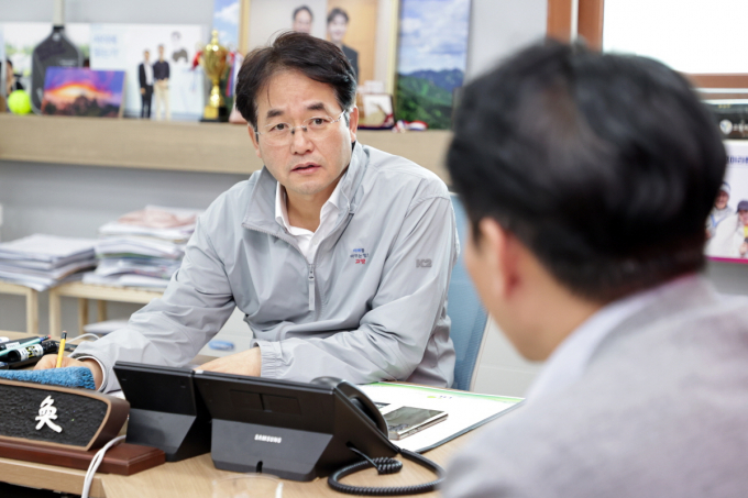 이동환 고양특례시장(맞은편)이 24일 한국토지주택공사(LH) 최준엽 처장이 만나 창릉신도시 현안 사항에 대해 심도있는 논의를 진행하고 있다. / 사진제공=고양특례시  