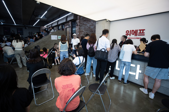 사진은 25일 서울 강남구 위메프 본사가 '정산 지연 사태'로 환불을 요구하는 고객들로 붐비고 있다./사진=뉴스1