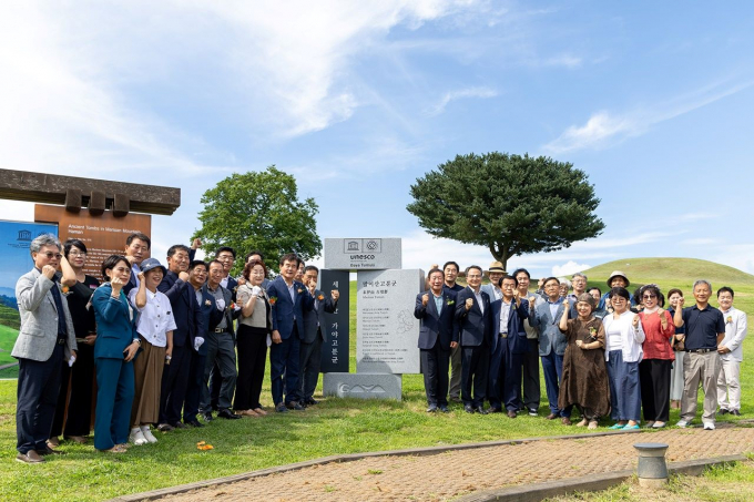  조근제 함안군수와 이만호 함안군의회 의장, 조영제 경남도의원, 함안군 기관·사회단체장, 군민 등이 25일 말이산고분군 세계유산 표지석 제막식 후 기념촬영을 하고 있다./사진=함안군