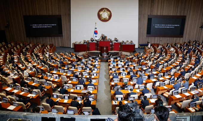 채상병 특검법(순직해병 수사방해 및 사건은폐 등 진상규명을 위한 특별검사의 임명 등에 관한 법률안)이 재석 의원 299명 중 찬성 194명, 반대 104명, 무효 1명으로 부결됐다. 사진은 25일 서울 여의도 국회에서 열린 제416회국회(임시회) 제1차 본회의에서 채상병 특검법 재표결이 진행되는 모습. /사진=뉴스1
