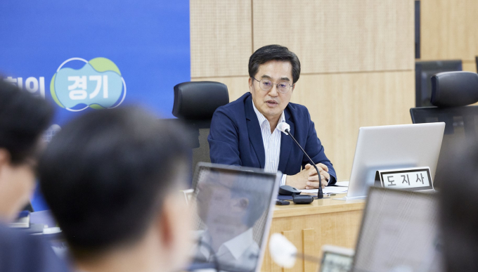 김동연 경기도지사가 25일 '화성 공장화재 종합보고서 제작 회의'에 참석해, 투명하고 철저한 제작을 요청했다. 사진제공=경기도 