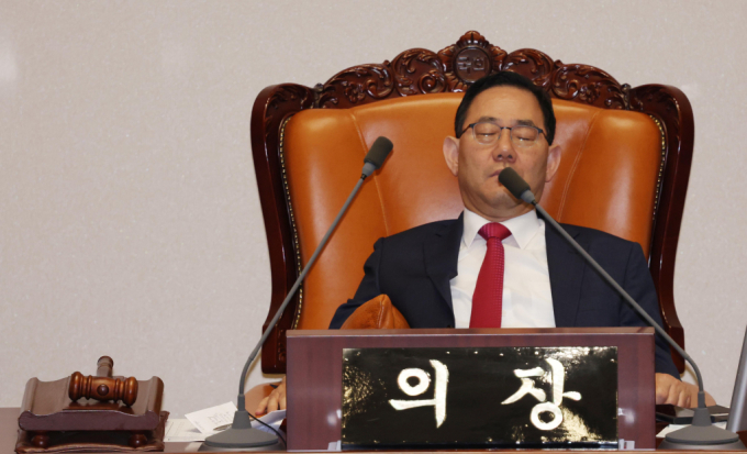 주호영 국회부의장이 4일 오전 서울 여의도 국회에서 열린 제415회 국회(임시회) 제5차 본회의에서 '채해병 특검법' 관련 필리버스터(무제한 토론)를 진행하던 중 눈을 감고 있다./사진제공=뉴시스