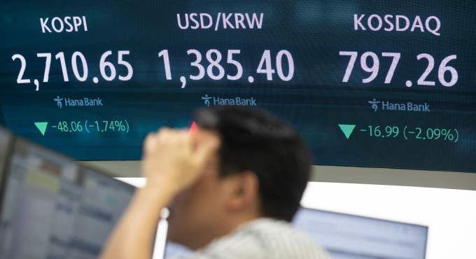 25일 서울 중구 하나은행 본점 딜링룸 전광판에 종가가 표시되고 있다./사진=뉴스1 /사진=(서울=뉴스1) 유승관 기자