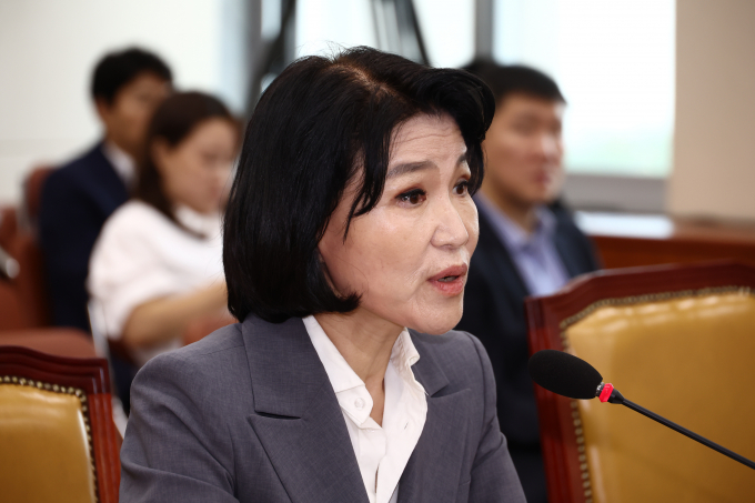 여야가 25일 이진숙 방송통신위원장 후보자 국회 인사청문회 이틀차에도 이 후보자 자질과 도덕성 검증을 둘러싼 공방을 이어갔다. 사진은 이날 서울 여의도 국회 과학기술정보방송통신위원회에서 열린 인사청문회에서 질의에 답변한 이 후보자. /사진=뉴스1