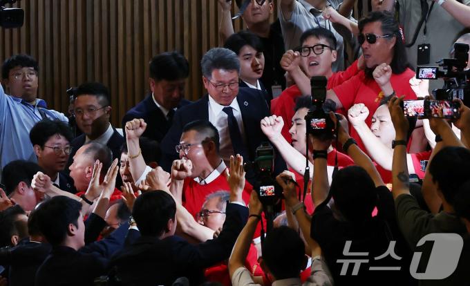 25일 오후 서울 여의도 국회에서 열린 제416회국회(임시회) 제1차 본회의에서 채해병 특검법 재표결(순직 해병 수사 방해 및 사건 은폐 등의 진상규명을 위한 특별검사의 임명 등에 관한 법률안 재의의 건)이 부결되자 해병대 예비역 연대가 
